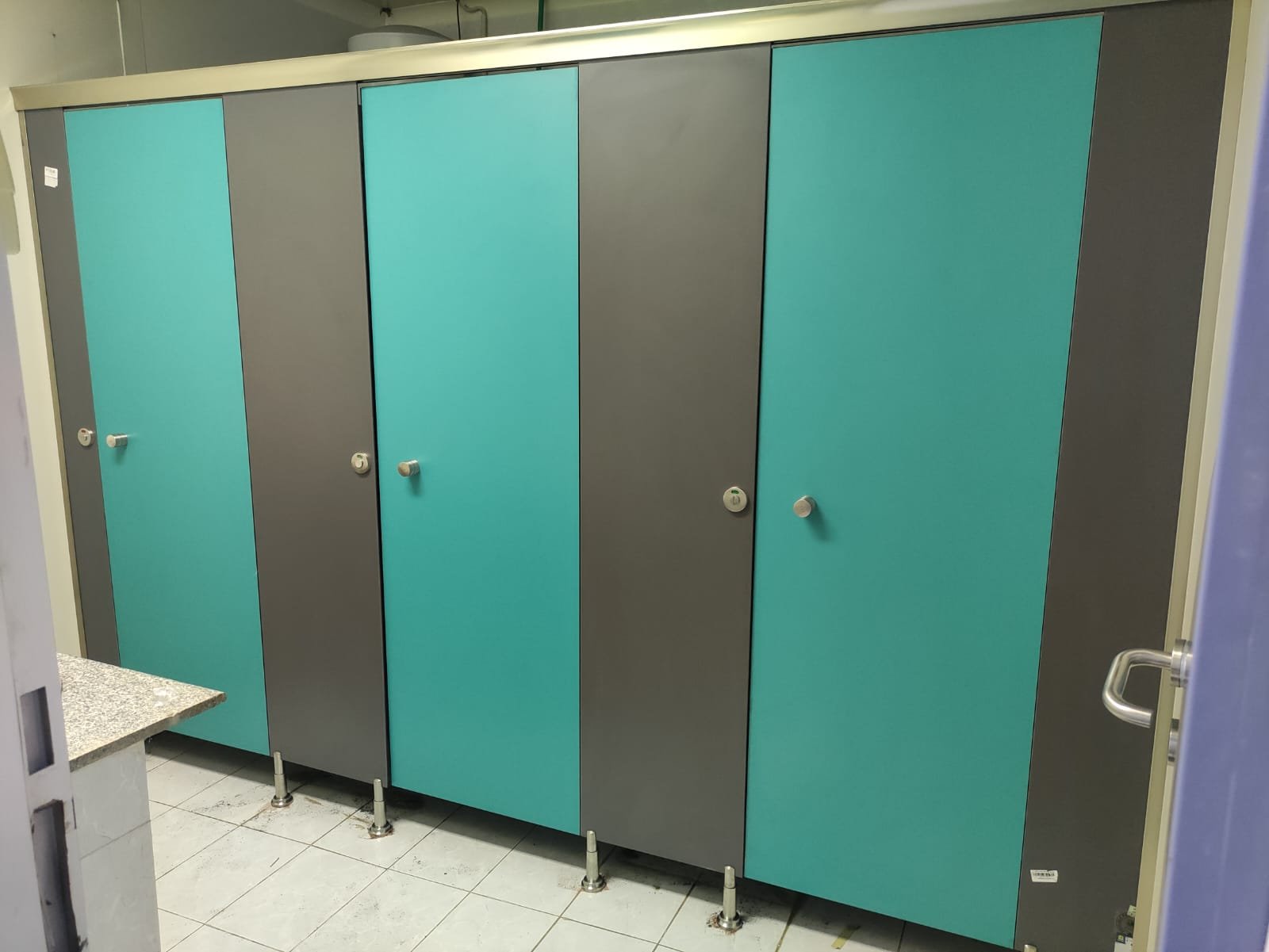 قواطيع حمامات كومباكت HPL من شركة ايزي هوم